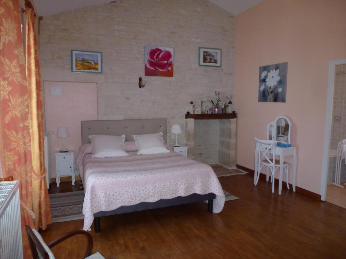 Le Logis De Faugerit Bed & Breakfast Frontenay-Rohan-Rohan Exterior photo